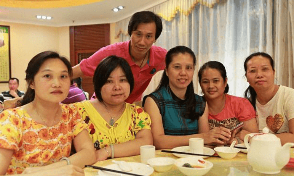 Đi họp lớp, bạn học nghèo bị chê cười vì mặc áo quê mùa: Lúc cô cởi áo ra, cả lớp liền bật khóc