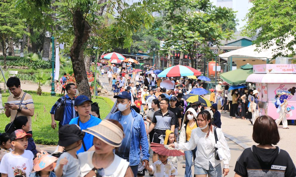 Vườn thú Hà Nội đông nghịt người đến tham quan trong ngày thứ 3 của kỳ nghỉ lễ 30/4 - 1/5
