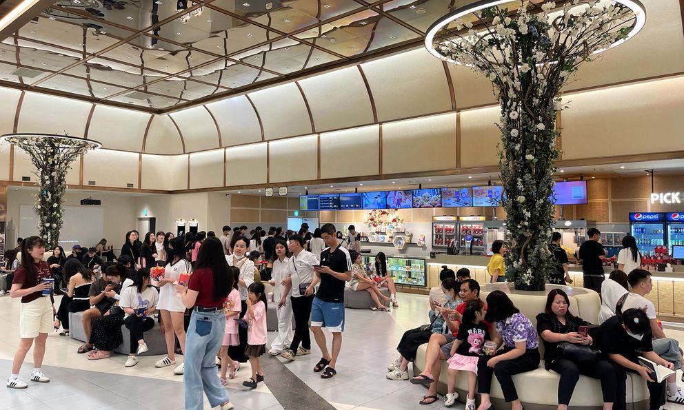 Hà Nội: Người dân đổ đến các Trung tâm Thương mại để tránh nắng 33°C trong kỳ nghỉ lễ 30/4 - 1/5