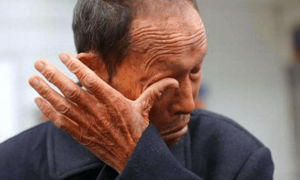 Giữa lúc vàng leo đỉnh, bố chồng mang đến một bọc đen to đùng lúc 12 đêm, con dâu vừa thấy đã nổi giận: 