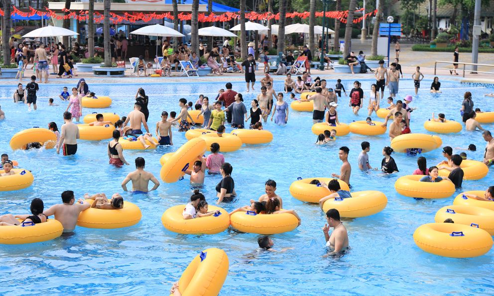 Hà Nội nắng nóng 34 độ C, hàng nghìn người đến công viên nước giải nhiệt trong ngày nghỉ lễ