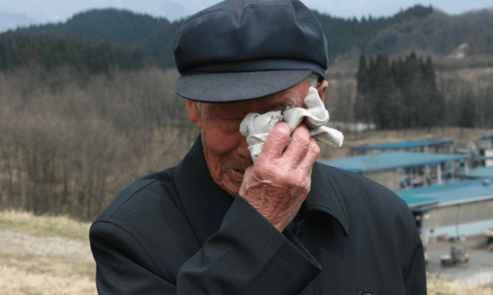 Đi họp lớp, bố chồng mang về túi bóng đen, thứ bên trong khiến mẹ chồng tức giận đòi ly hôn