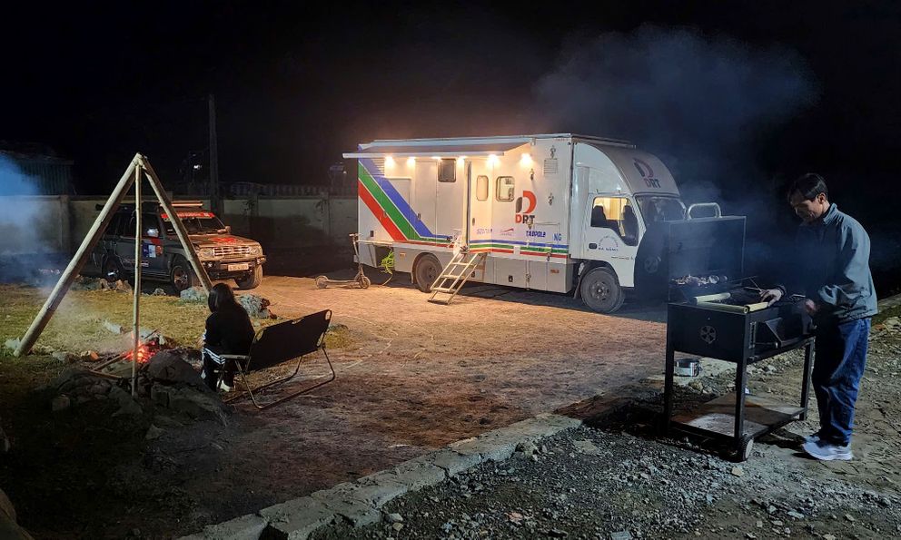 Choáng ngợp với cảnh tượng bên trong chiếc xe “ngôi nhà di động” tiền tỷ của người đàn ông Hà Nội đam mê du lịch