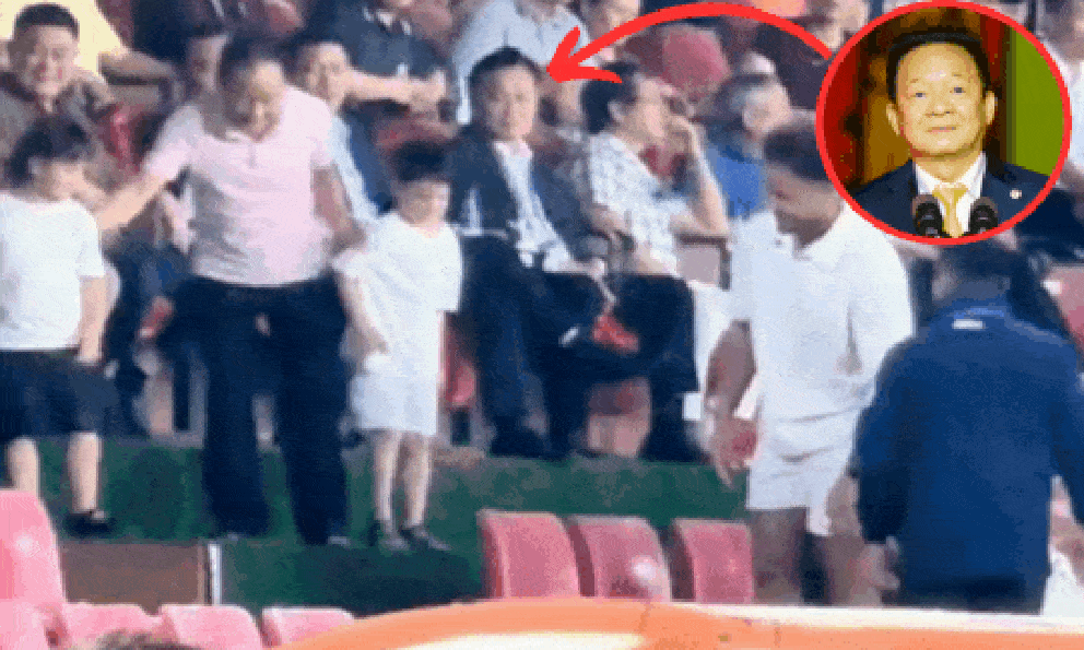 Bầu Hiển có hành động chưa từng thấy với Xuân Son trên sân hàng Đẫy: Ông nội quyền lực, chiều cháu tới bến