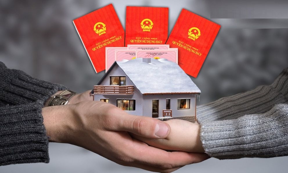 Năm 2025, cha mẹ muốn sang tên sổ đỏ cho con nhất định phải biết những quy định này: Cần làm gì, mất phí bao nhiêu?