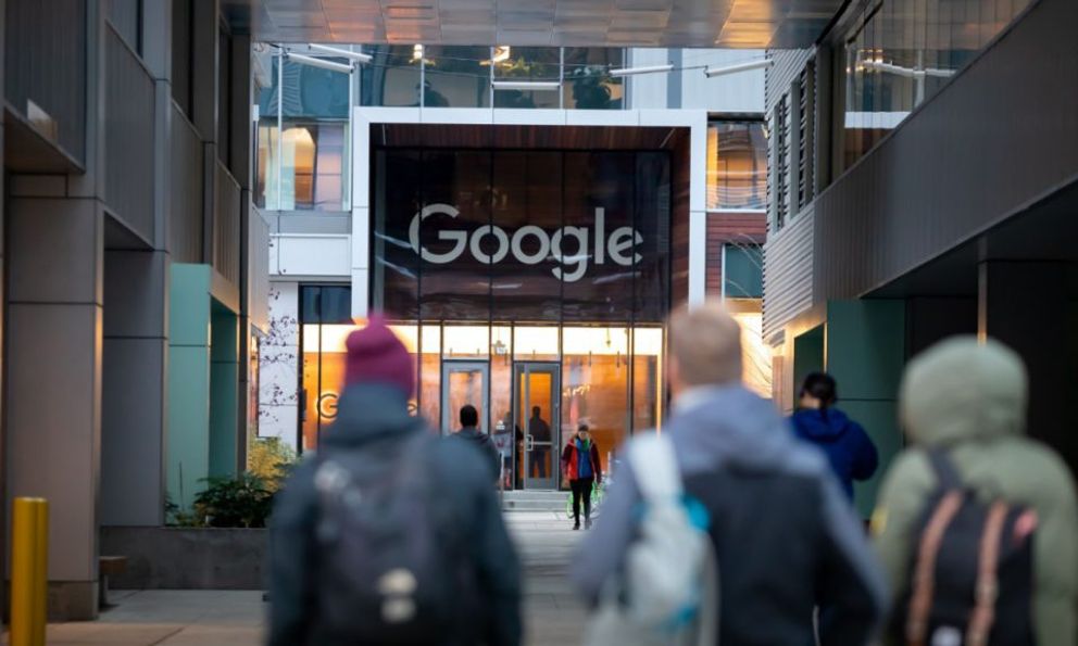 Google khóc thét, người dùng chuyển sang hỏi AI thay vì tìm kiếm