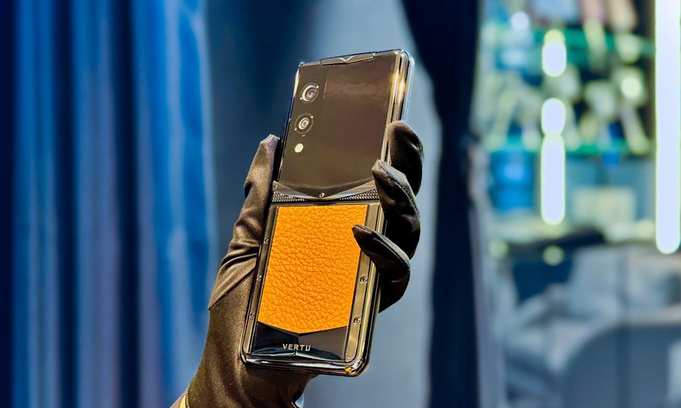 Cận cảnh mẫu điện thoại gập có giá lên đến hơn nửa tỉ đồng