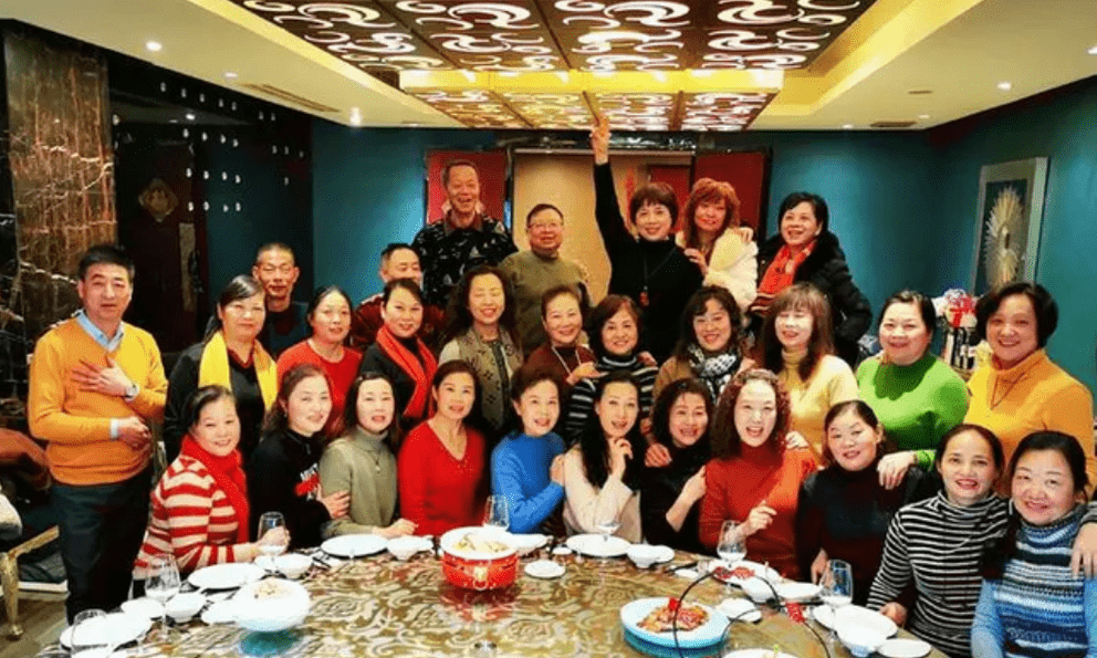 Là người duy nhất dẫn vợ con đi họp lớp: Về đến nhà đọc tin nhắn nhóm, tôi quyết không bao giờ quay lại nữa