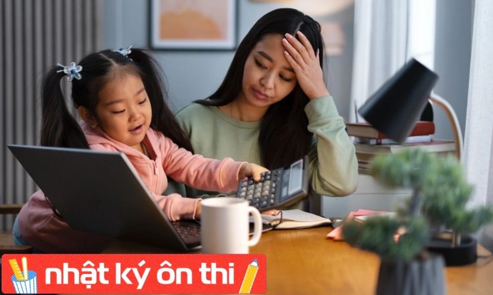 Cùng con ôn thi, nhiều phụ huynh hoang mang khi thấy vở thì ghi chép 