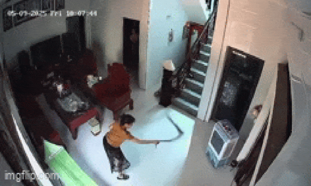 Hành động lạ của người phụ nữ trong phòng khách, nhìn thứ cầm trên tay khiến nhiều người bủn rủn