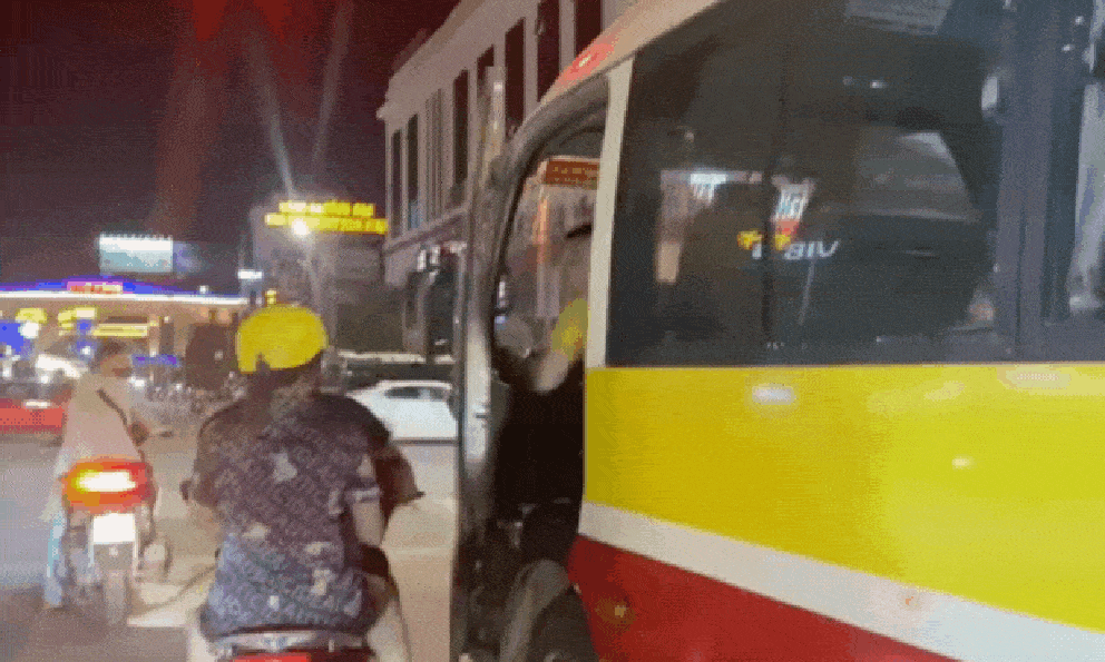 Clip sốc: Tài xế xe buýt bất ngờ mở cửa “tấn công” xe máy chở theo phụ nữ và trẻ nhỏ giữa ngã tư đông người