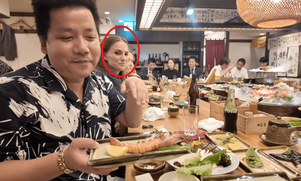 Khoa Pug sốc nặng khi lên Google tra tên người phụ nữ cứ nhìn mình trong quán ăn, hoang mang vì không nghĩ chuyện này lại xảy ra