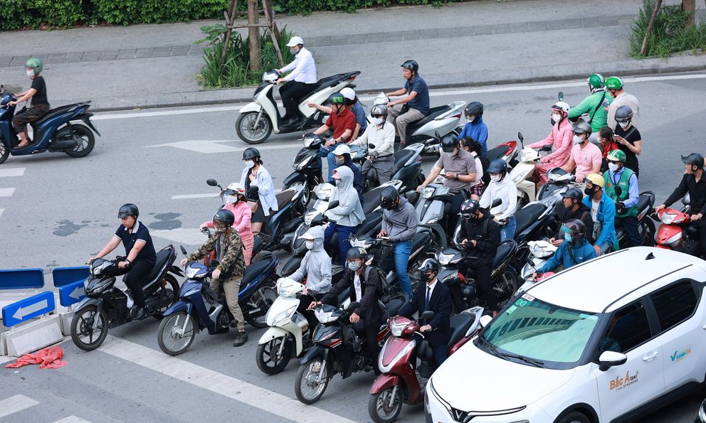 Hình ảnh lạ thường được ghi nhận tại Hà Nội vào buổi sáng sớm đầu tuần