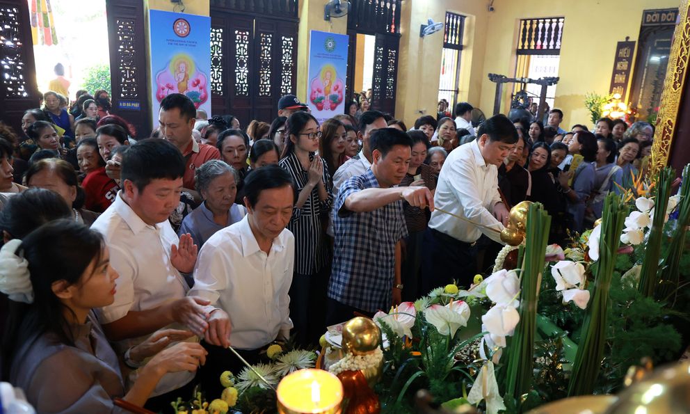 Hà Nội: Hàng nghìn người dân đổ về chùa Quán Sứ, tận tay thực hiện nghi lễ 