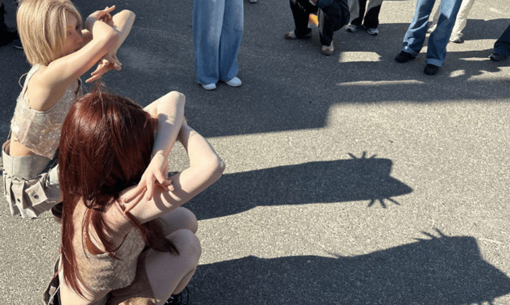 Giải mã cơn sốt bóng đen con mèo - “kitten shadow”: Người nổi tiếng rủ nhau đu trend, đã có bức ảnh triệu like 