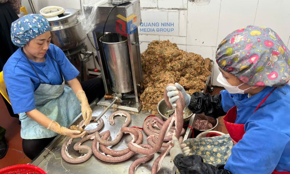 Rùng mình cảnh tượng bên trong cơ sở chế biến lòng dồi: Thực phẩm sống - chín để lẫn, nguyên liệu không rõ nguồn gốc