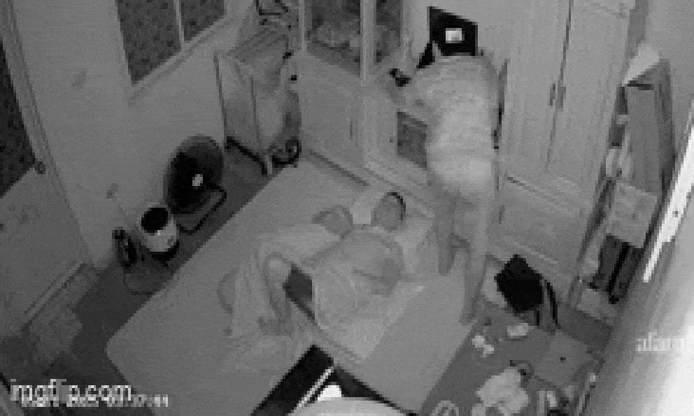 Vị khách lạ lẻn vào phòng lúc 3 giờ sáng, đang lúi húi làm một việc thì gia chủ thức giấc 