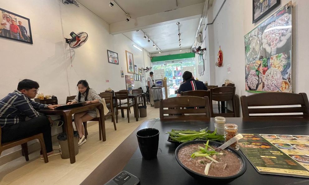 Lòng Chát Quán chính thức mở cửa lại sau lùm xùm “lòng se điếu 40m”, lượng khách hàng ghé quán gây chú ý