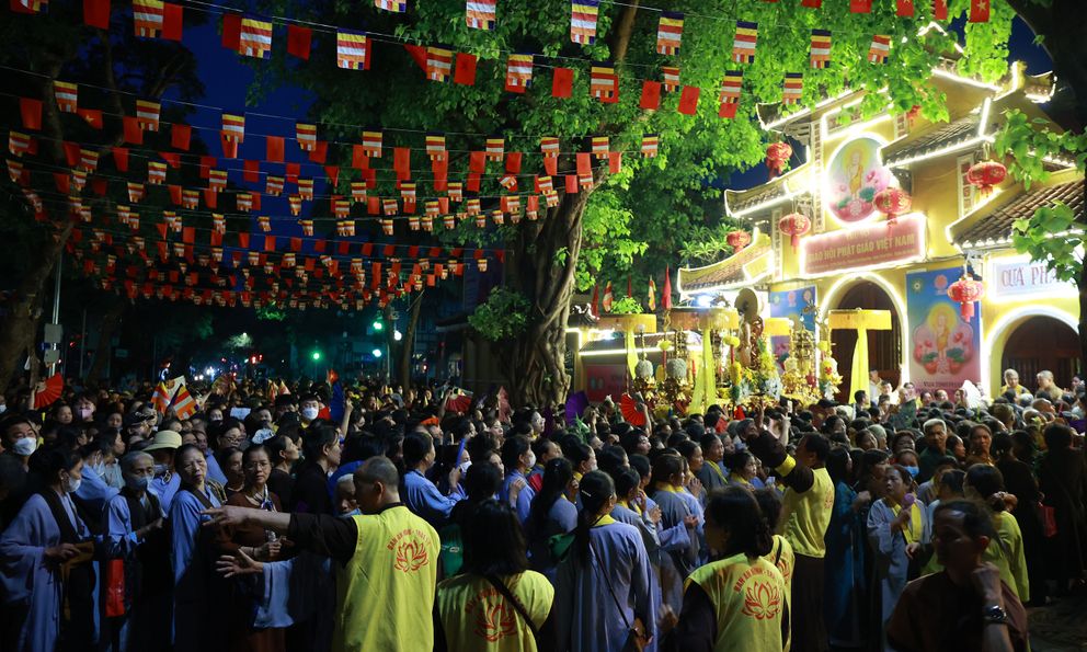 Ngay từ 3h sáng, hàng nghìn người Hà Nội đã xếp hàng dọc cả con phố chờ vào chùa Quán Sứ