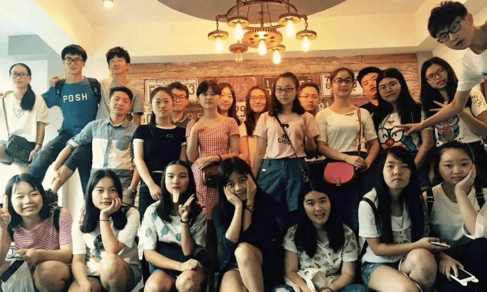 Đi họp lớp, bạn học đại gia 