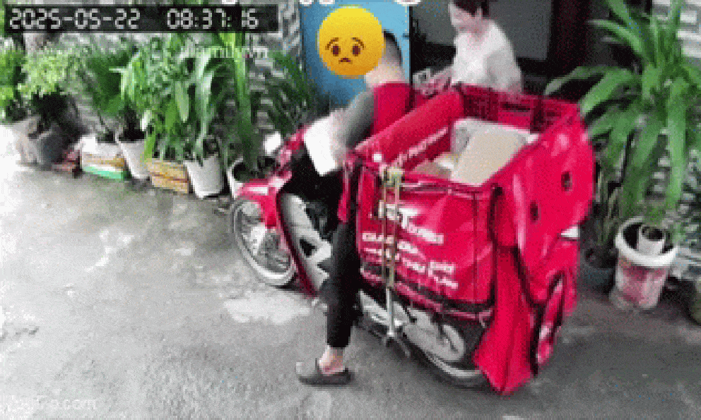 Xót xa hình ảnh nam shipper ngất xỉu ngay trên xe khi đang giao hàng cho khách