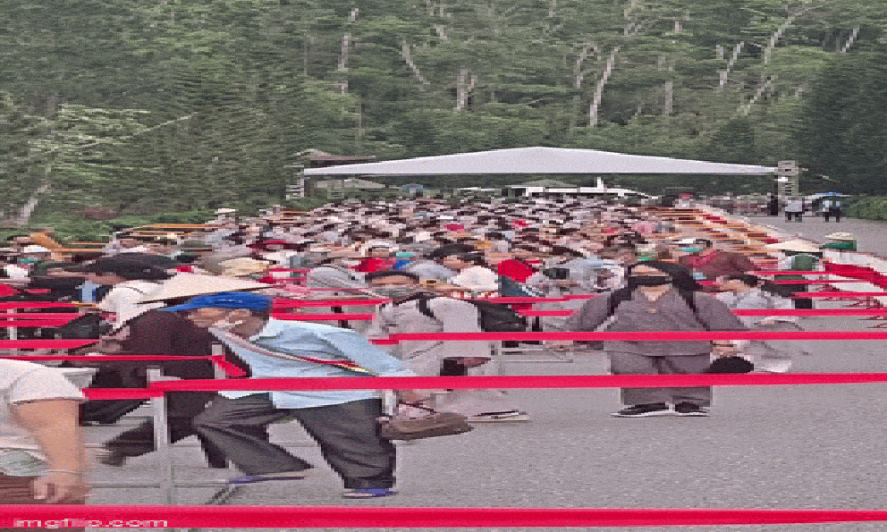 Cảnh tượng lạ ở Yên Tử: Hàng ngàn người dân, phật tử lặp đi lặp lại một hành động khiến người xem 