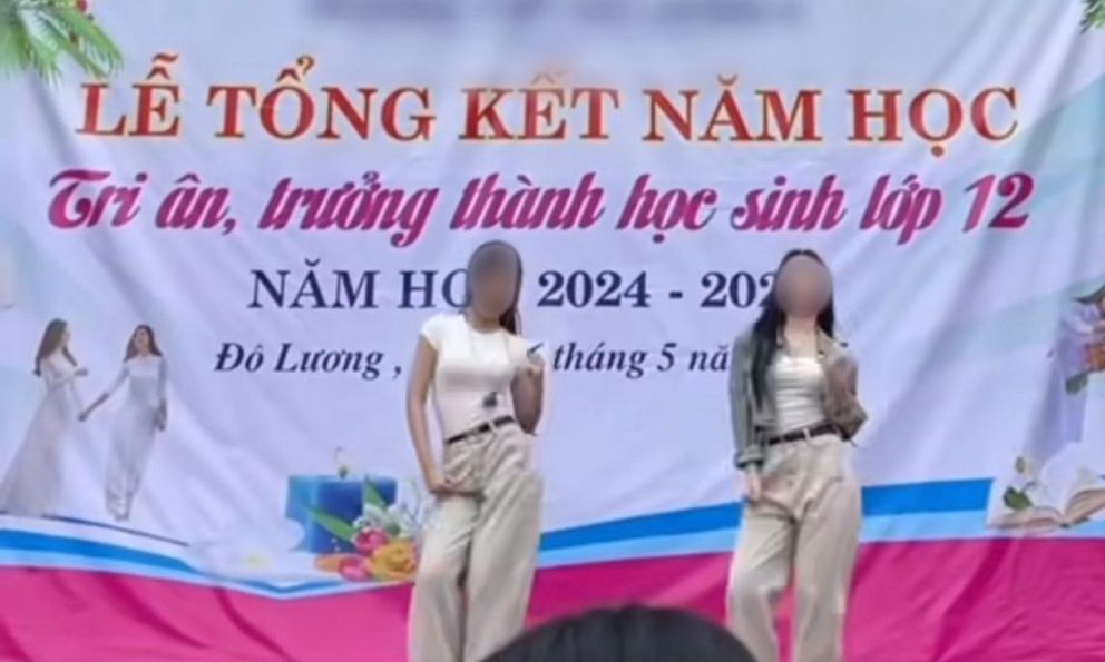 Gần 8 triệu lượt xem và tranh luận về màn nhảy nhạc TikTok lắc hông của 2 nữ sinh trong lễ bế giảng
