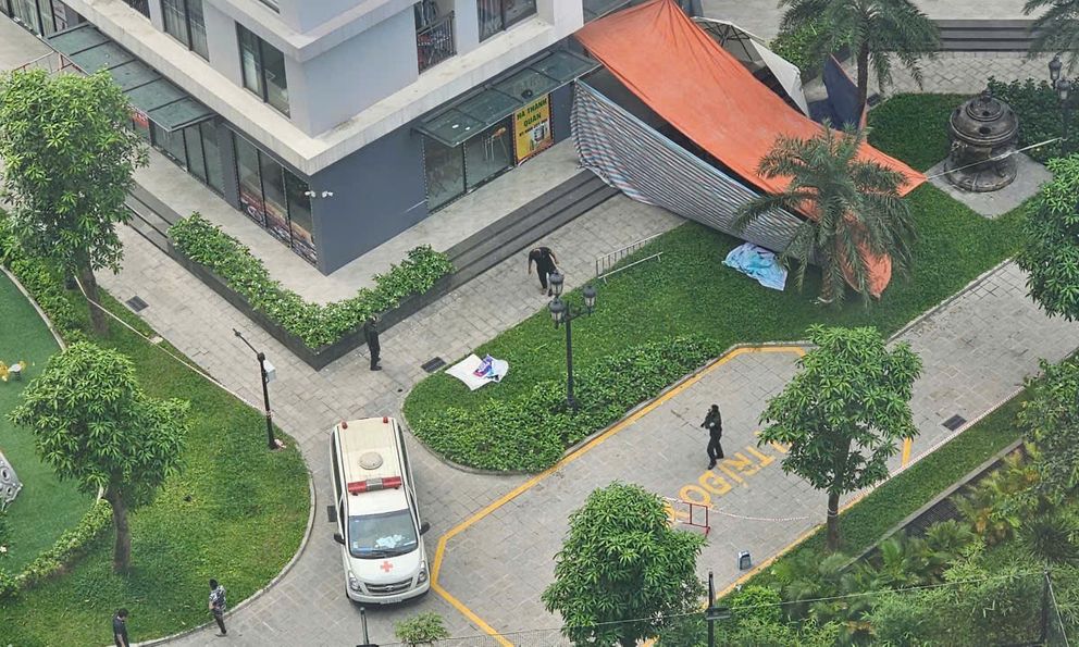 Hà Nội: Nam thanh niên rơi từ tầng 39 chung cư cao cấp xuống đất tử vong, bố cùng em trai thất thần đau đớn