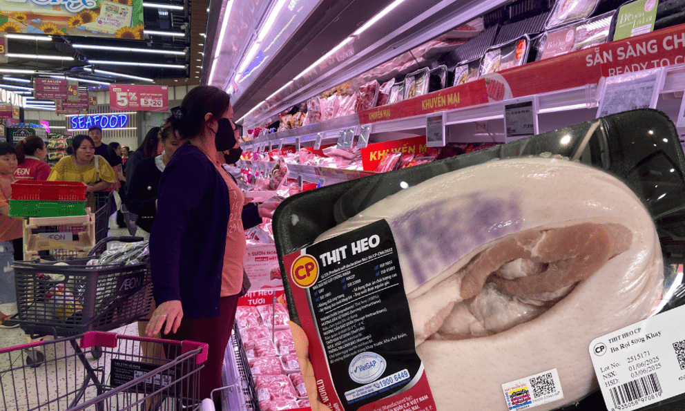 Thịt lợn của C.P Việt Nam đã “rút dần” khỏi kệ hàng siêu thị tại TP.HCM: Người tiêu dùng dè chừng ra sao?