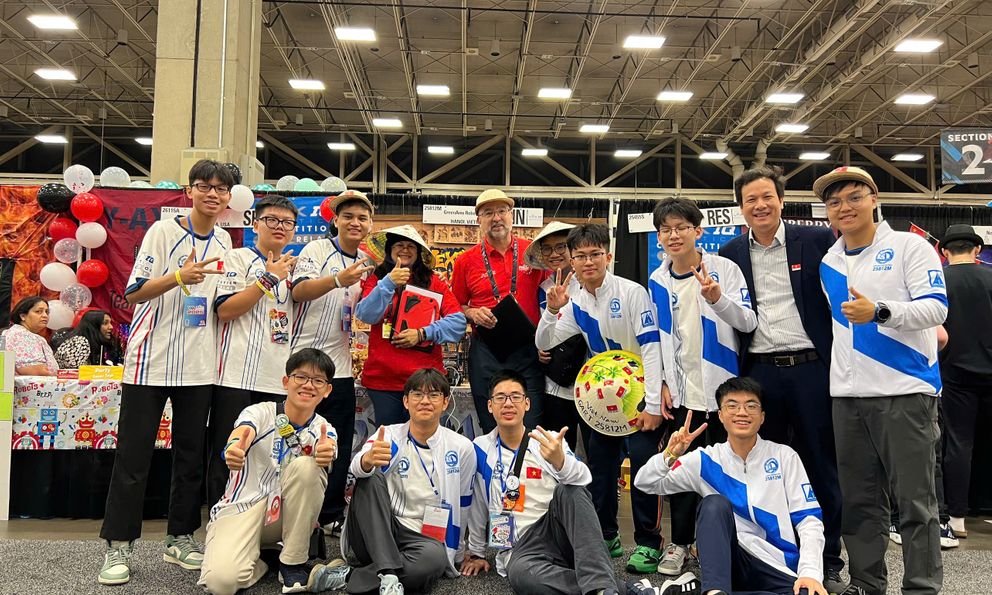 Đội tuyển học sinh Việt Nam xuất sắc giành 2 giải tại giải Robotics lớn nhất thế giới, lọt top 4/419 đội thi: Lá cờ đỏ tung bay trên bản đồ tri thức!