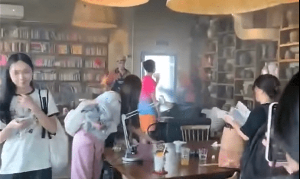 Hà Nội: Cháy quán Tiny Cafe ở tầng 19, nhiều khách hàng vội vàng thu dọn đồ đạc thoát thân
