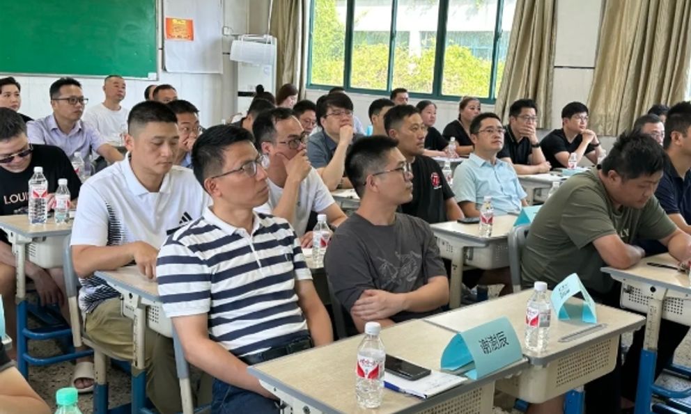 Giáo viên đứng lớp 40 năm nói thẳng: Không tâm linh nhưng nhìn dáng ngồi của cha mẹ khi đi họp phụ huynh, biết ngay con họ giàu sang hay lận đận