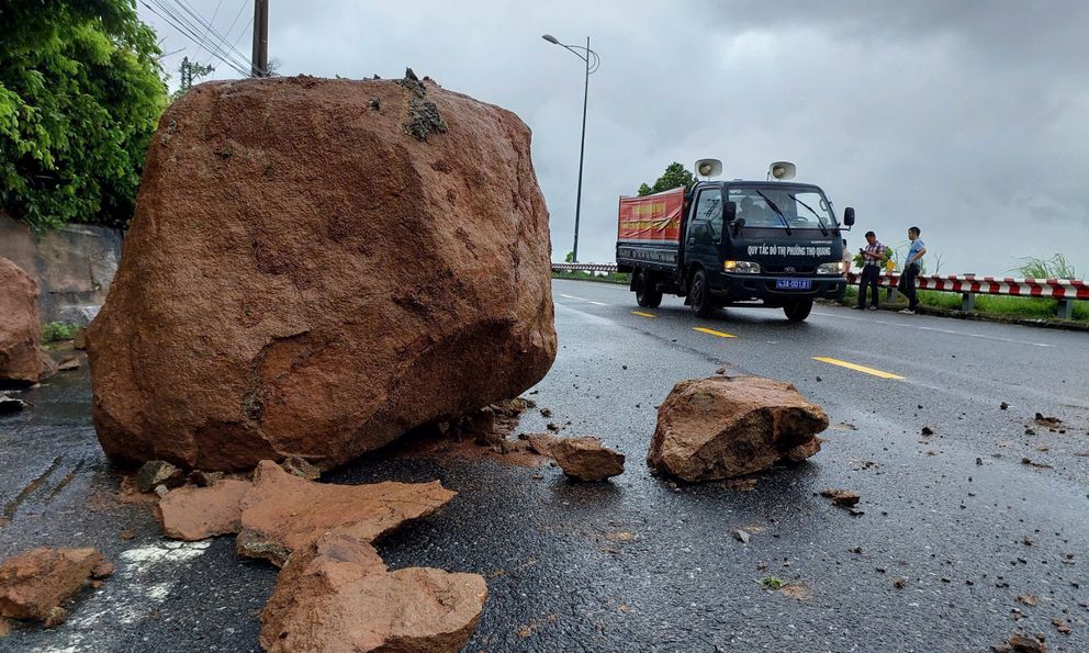 Đà Nẵng: Sạt lở nhiều điểm trên đường lên bán đảo Sơn Trà do ảnh hưởng bão số 1, tạm dừng tham quan