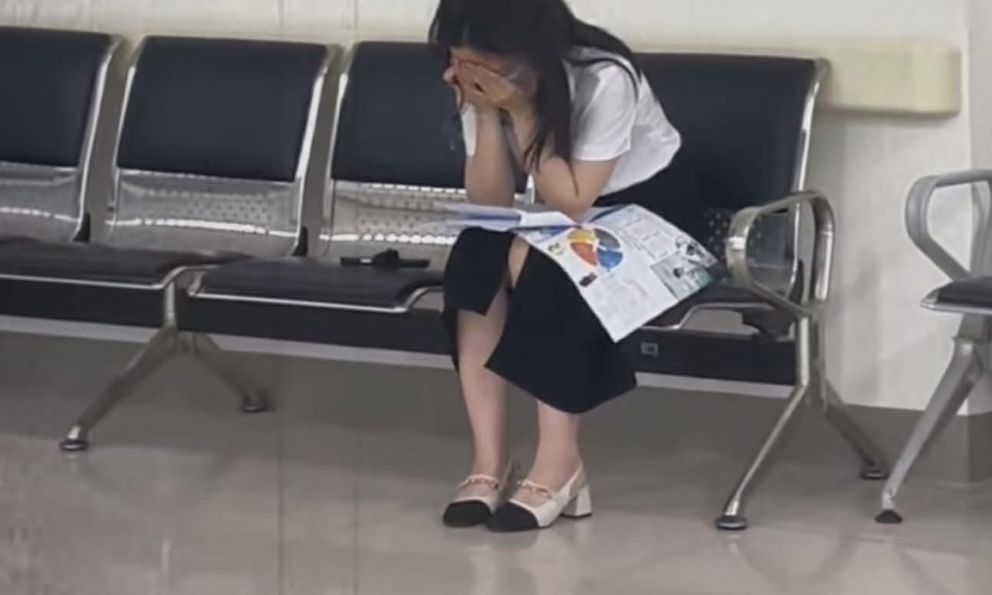 Cô gái 23 tuổi bật khóc ở hành lang bệnh viện khi nhận kết quả ung thư máu giai đoạn 3