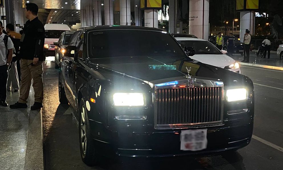 Soi siêu xe đón G-Dragon tại sân bay Nội Bài, là Rolls-Royce Phantom, giá khoảng 60 tỷ!