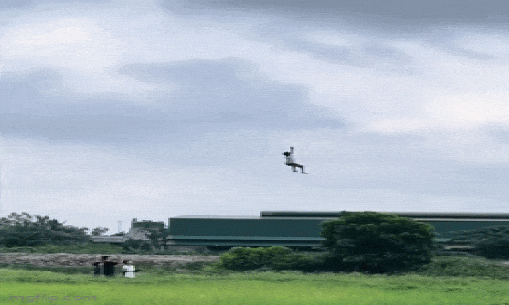 Video bé trai bị diều cuốn bay lơ lửng trên không trung, cư dân mạng thót tim trước cảnh tượng 