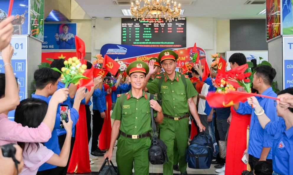 Cảnh đặc biệt tại ga Hà Nội: Người dân nồng nhiệt chào đón 556 cán bộ, chiến sĩ miền Nam chuẩn bị thực hiện nhiệm vụ A80