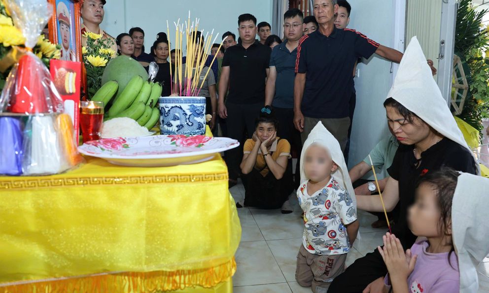 Hai đứa trẻ ngơ ngác bên di ảnh Thiếu tá cảnh sát hy sinh khi làm nhiệm vụ: 