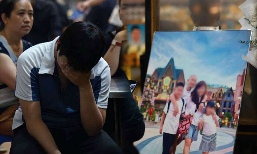 Không khí tang lễ xót xa: 4 chiếc quan tài nằm cạnh nhau, bức ảnh kỷ niệm gia đình khiến ai chứng kiến cũng nghẹn lòng