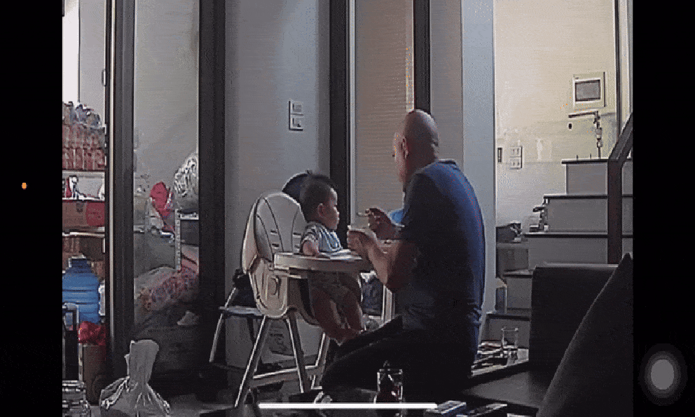 Ông ngoại Hà Nội một tay chăm cháu 7 tháng tuổi, chăm con gái ở cữ từ A đến Z nổi tiếng khắp cõi mạng