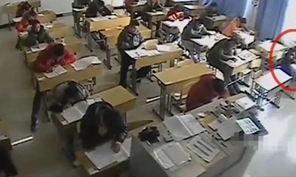 Thi đại học, nam sinh ở Trung Quốc liên tục dùng tẩy xóa đi đáp án đã điền, giám thị liếc nhìn rồi lập tức báo cảnh sát