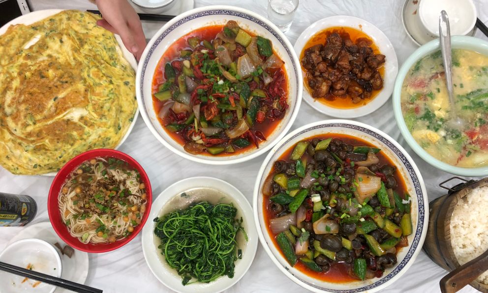 Đi ăn cơm bình dân ở Trung Quốc, khách Việt 