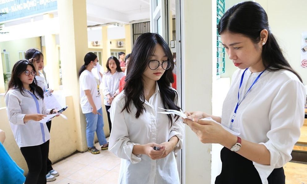 Phổ điểm thi tốt nghiệp THPT 2025 tất cả 12 môn: Toán siêu khó nhưng điểm 10 tăng hơn 500 bài, tiếng Anh 28 thí sinh bị điểm liệt!