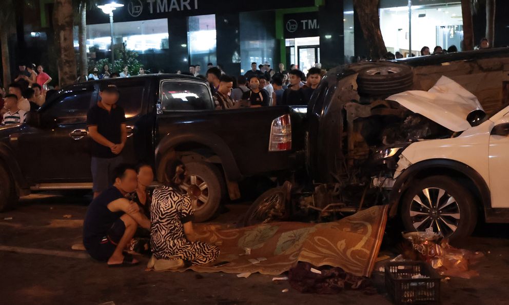 Người dân thất thần kể lại vụ ô tô tông liên hoàn ở Hà Nội: “Tiếng va chạm kinh khủng lắm, kêu rẹt rẹt rẹt rồi ầm một cái”