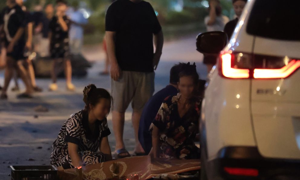 Cảnh tượng xé lòng: Người thân ngã quỵ bên thi thể nạn nhân vụ ô tô tông liên hoàn ở Hà Nội