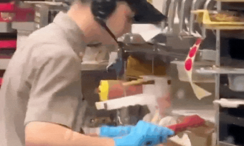 Nhân viên chuỗi cửa hàng đồ ăn nhanh nhổ nước bọt vào burger để phục vụ khách, nguyên nhân gây phẫn nộ