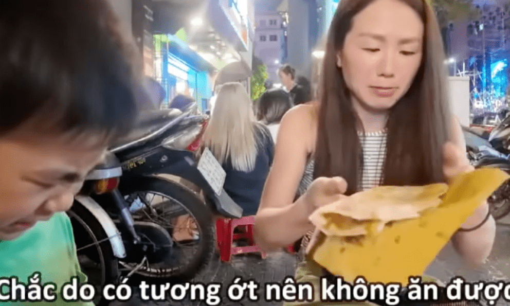 Khách Nhật ngỡ ngàng khi hỏi giá bánh tráng nướng ở phố đi bộ Nguyễn Huệ