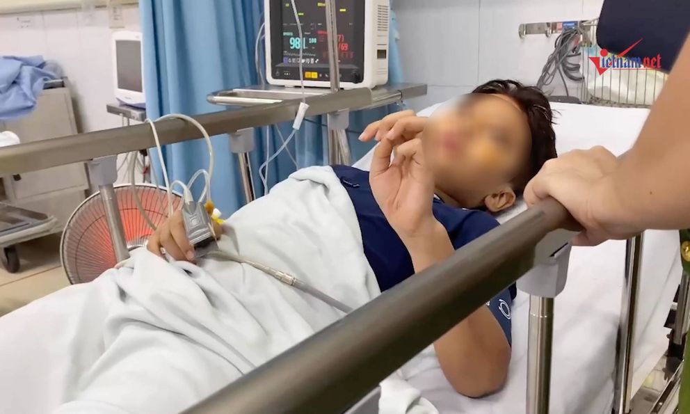 Bé trai 10 tuổi sống sót khi cố gắng thoát ra khỏi thân tàu đắm, chưa xác định được tung tích của bố mẹ