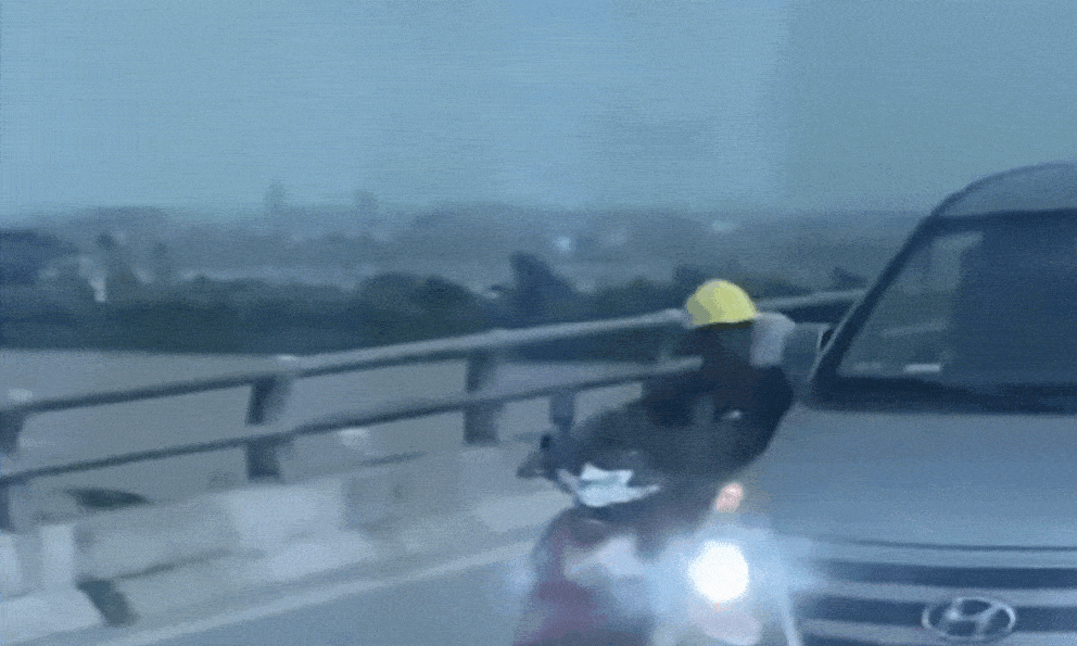 Mưa giông càn quét miền Bắc, một hành động nhỏ trên cầu Hàn khiến mạng xã hội lặng người