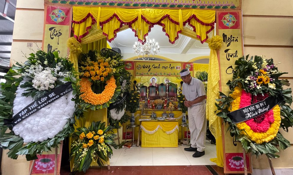 Lặng người trước 4 tấm di ảnh của 1 gia đình ở Hà Nội gặp nạn trong vụ lật tàu: Cả nhà chưa từng đi du lịch, đây là chuyến tặng cho con trai mới thi xong lớp 12, nào ngờ...